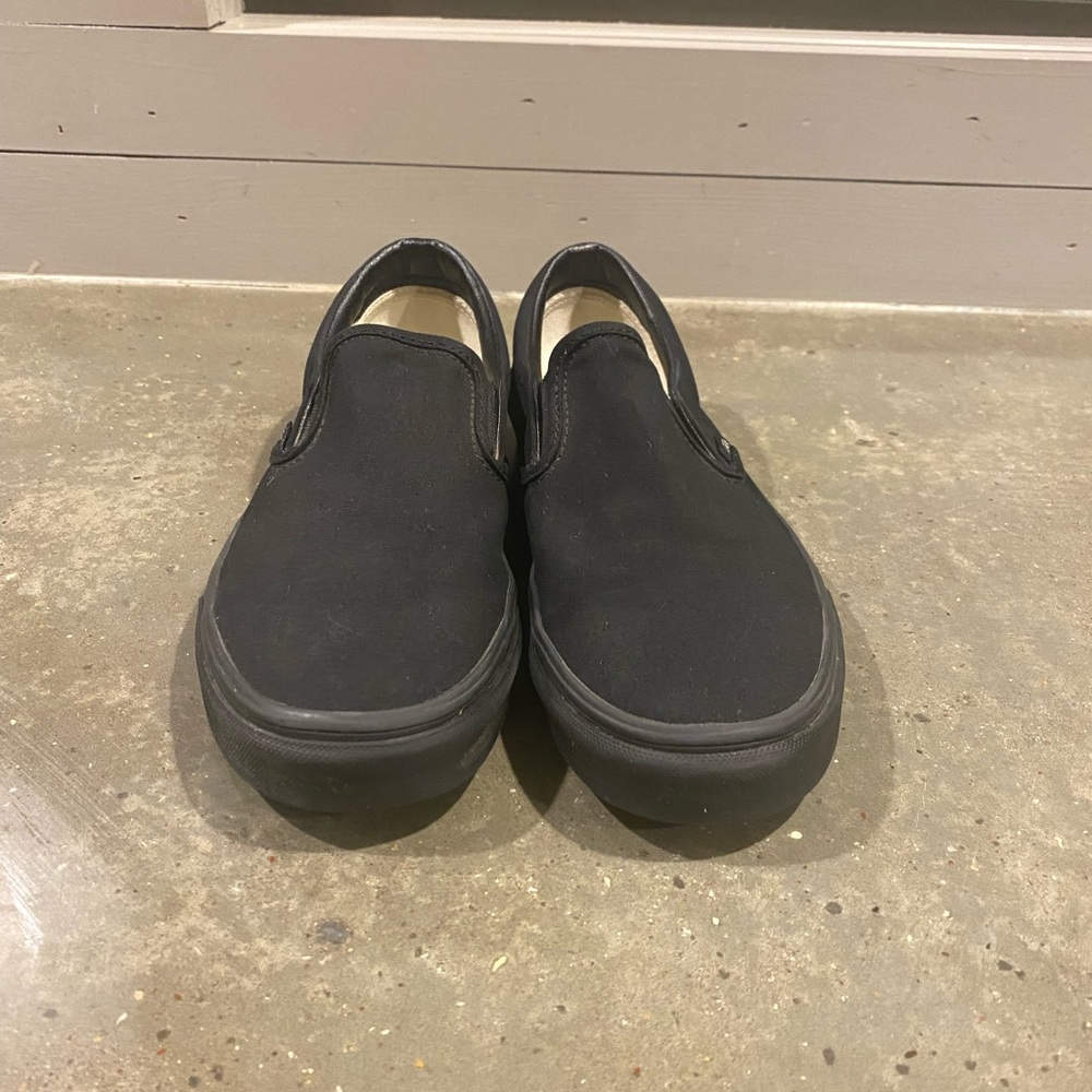 Men’s Black VANS slip-ons. Size 8.